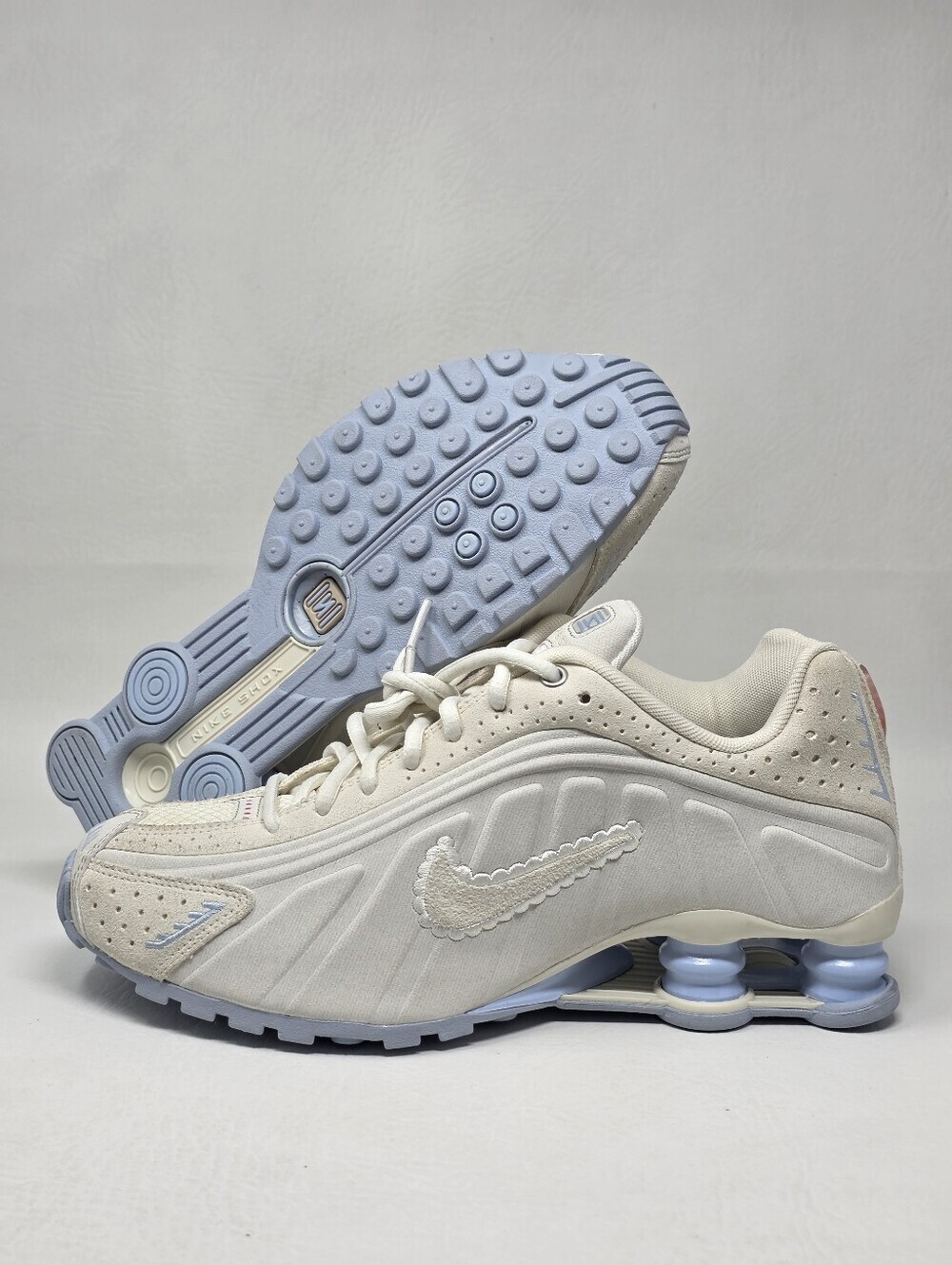 Nike Shox R4 SE Sneakers Shoes Pale Ivory IH3572 110 Women’s Size 8.5 New